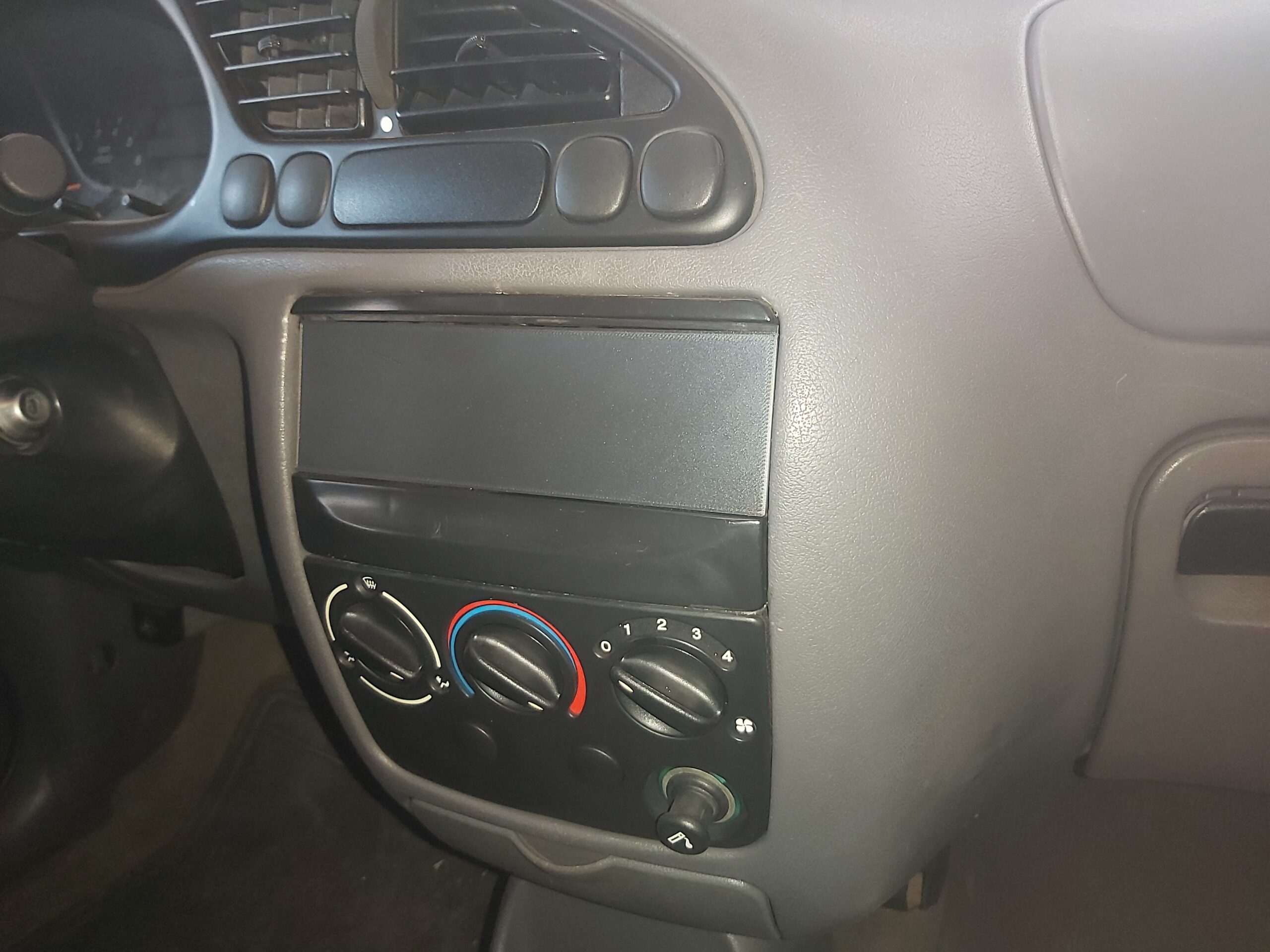 Tampa Acabamento Painel Ford Fiesta 2001 - Falso Rádio 4 Tampa Acabamento Painel Ford Fiesta 2001 - Falso Rádio - Imagem 4